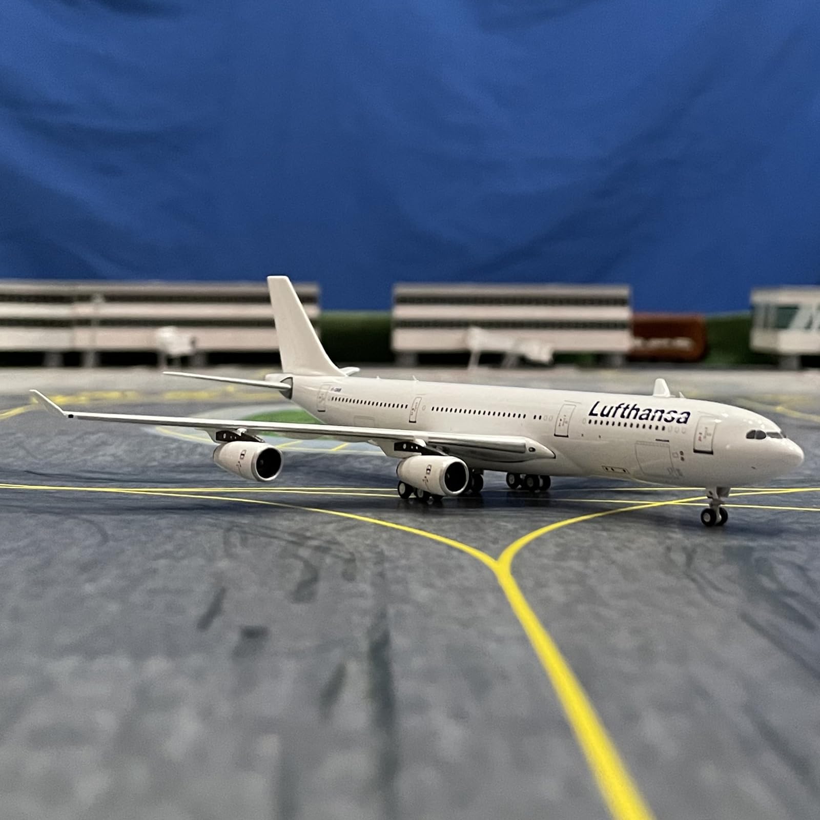 Amazon.com: FMOCHANGMDP Diecast Airplane Alloy Model, 1/400